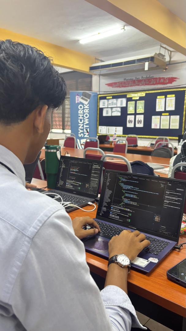 Kod laman web pada skrin komputer
