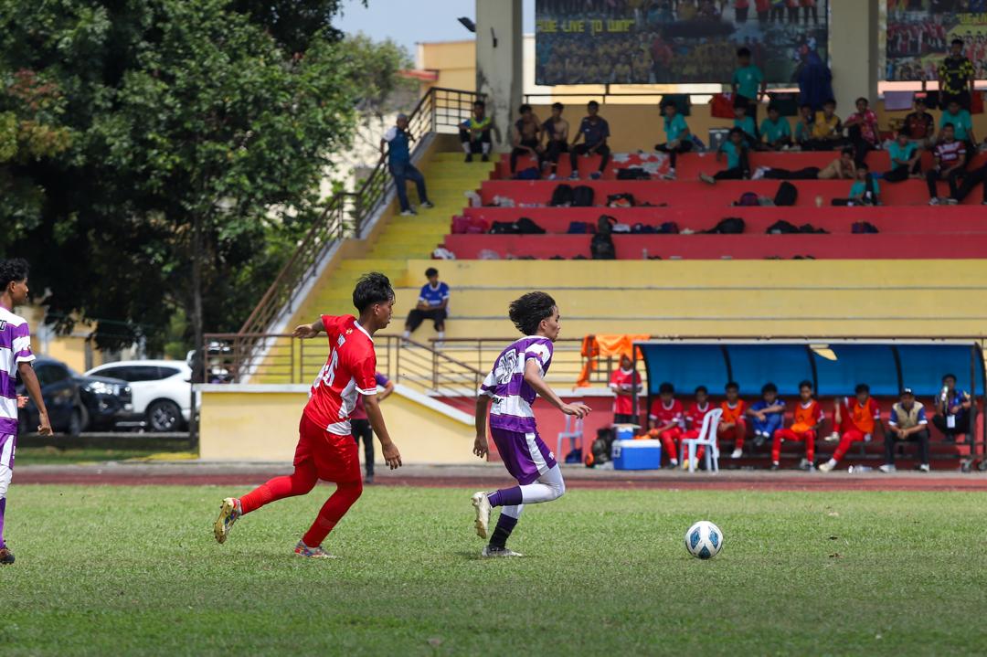 Bola sepak di padang
